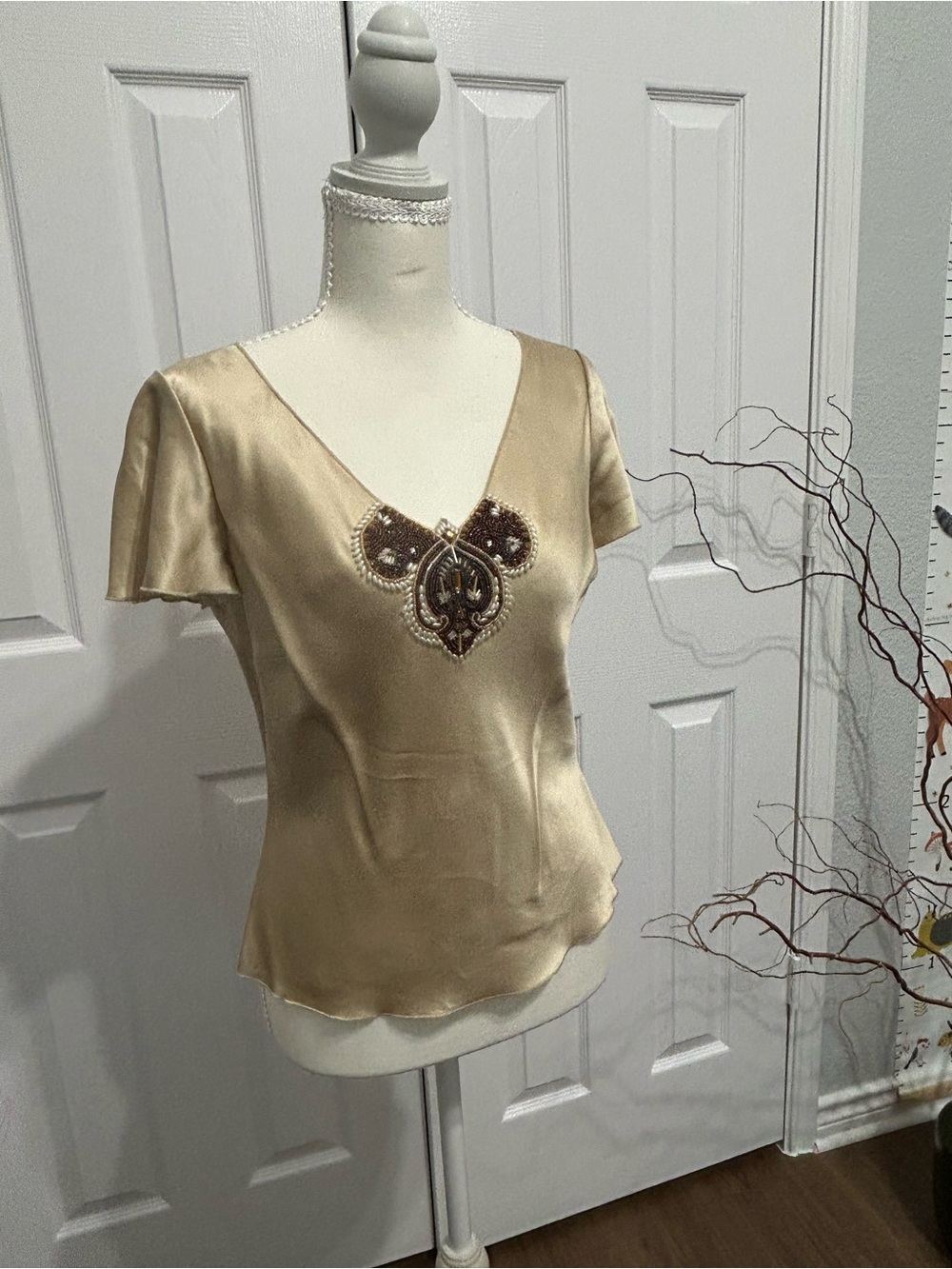 Dana Buchman Champagne Gold Embellished V-Neck Satin Top 100% silk Size Petite 6